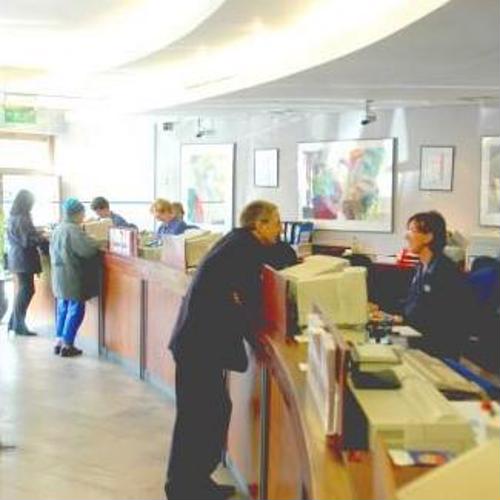 A new study shows bank facilities and friendly service supersede customers' dissatisfaction with fees.