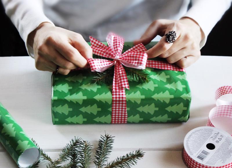 Holiday e-commerce sales amounted to $126 billion in 2018.